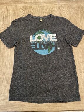 Human Rights Campaign Tshirt, Love Conquers Hate, super soft, like new, M, 18x26